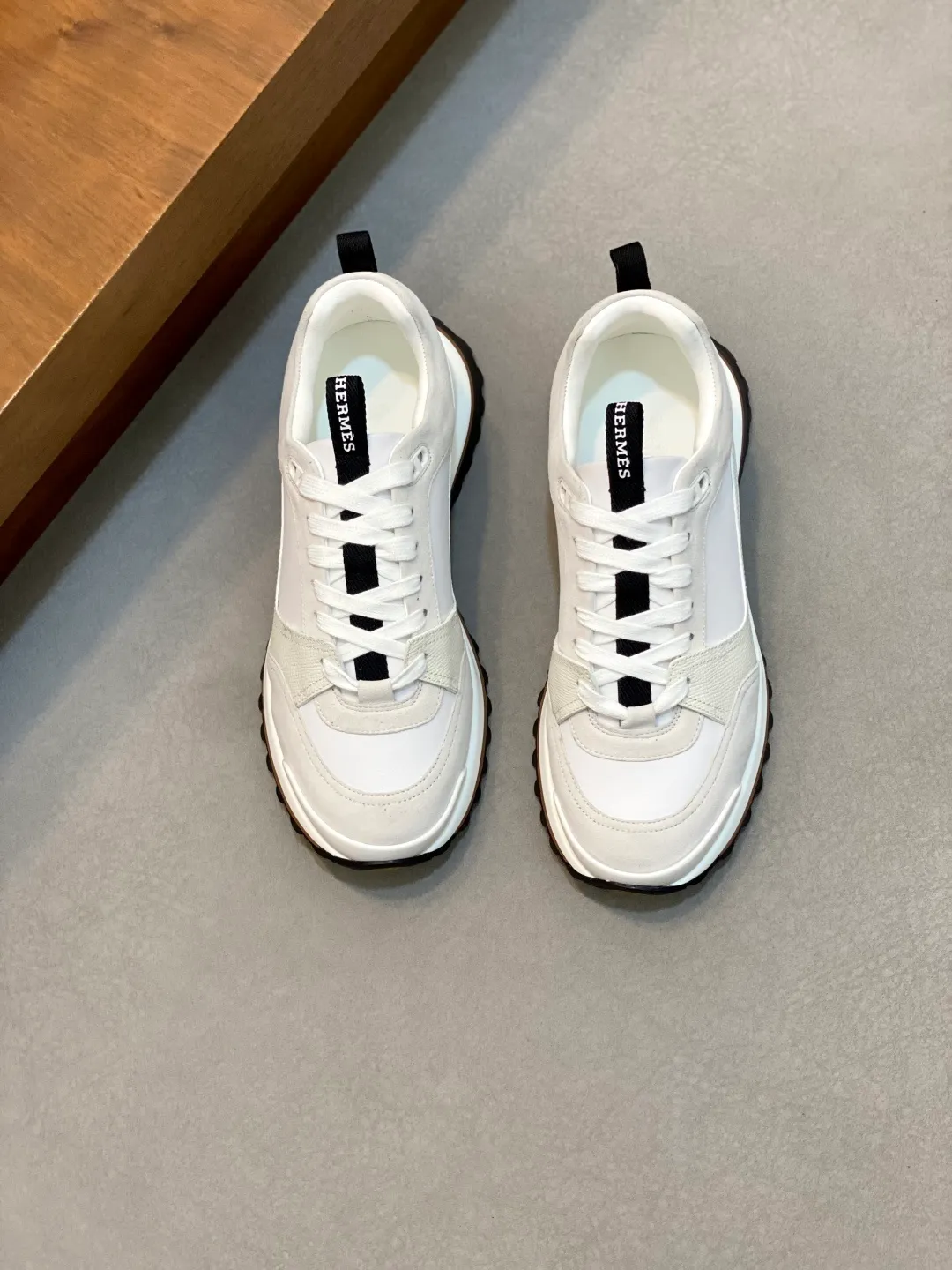 Men's men's shoes 💰700 HERMES/Hermès Leader sneakers! Tech twill, calfskin and suede goatskin sneakers featuring paneled multicolor twill, calfskin and suede. Lightweight geometric sole for a stylish urban look. Product details: White and orange rubber sole Black rubber sole with orange rubber insert Light natural leather insert White rubber toe cap Beige lambskin insole and lining Cotton strap, rubber lettering Sole height: 4cm Size: 39-40-41-42-43-44 (customized at 38.45)
